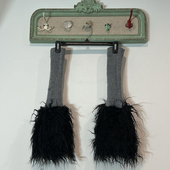 Knit school girl grey leg warmers with black faux fur boot cover new without tag - Picture 4 of 4